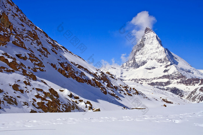 蓝色清新阿尔卑斯山摄影图