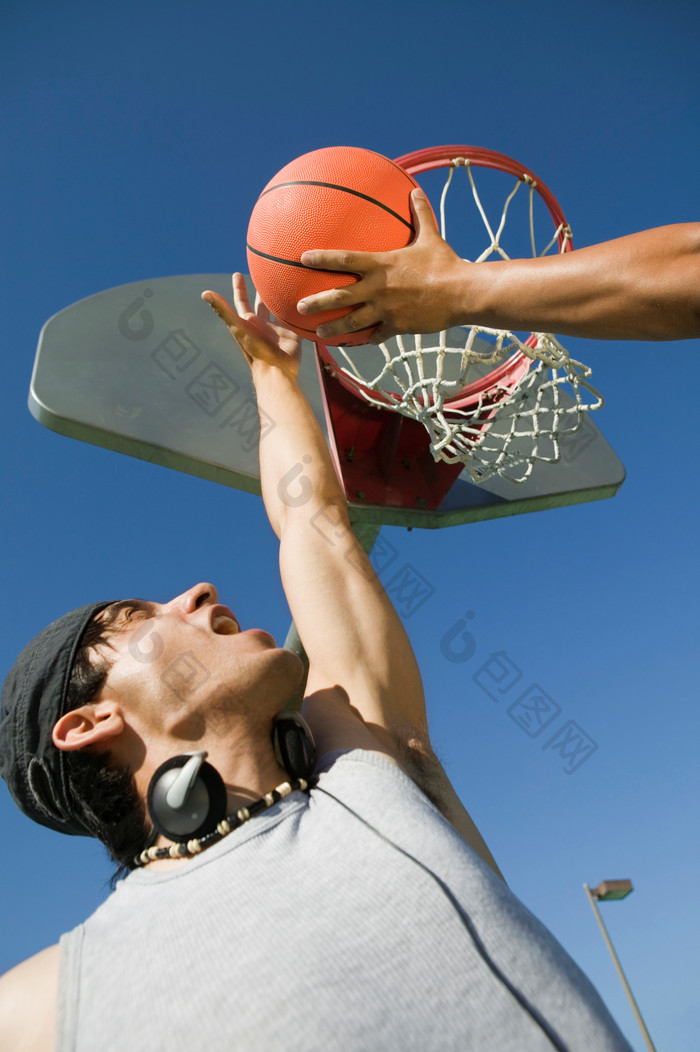 蓝色调在打篮球的男孩摄影图