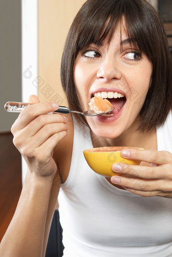 吃西柚的女人摄影图