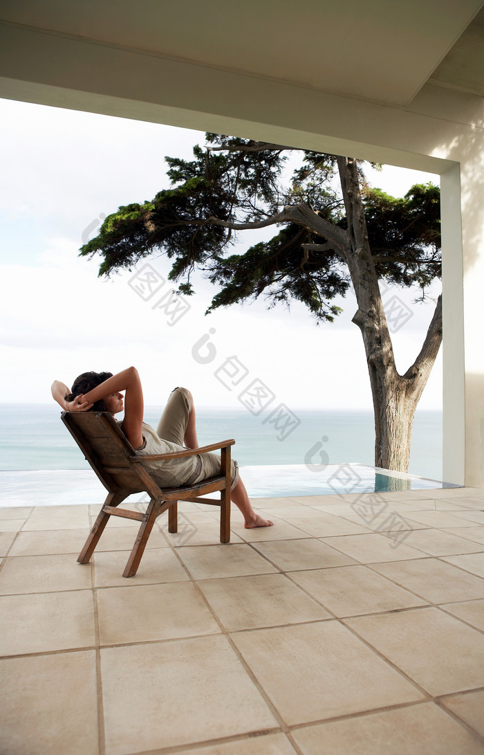 海边折叠椅上休息的女人