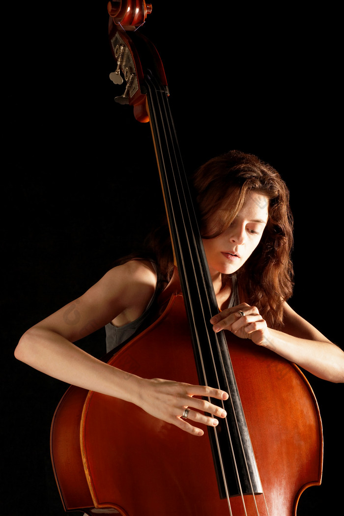 拉大提琴的女人摄影图