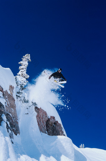 在蓝色天空下滑雪素材