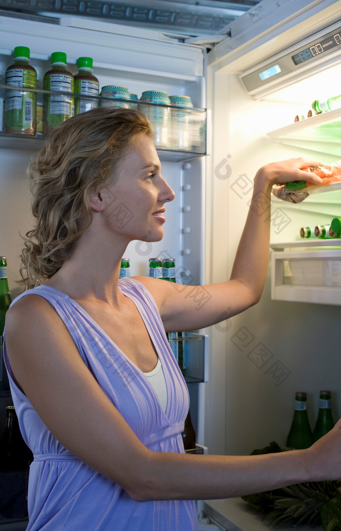 冰箱拿食材的女人