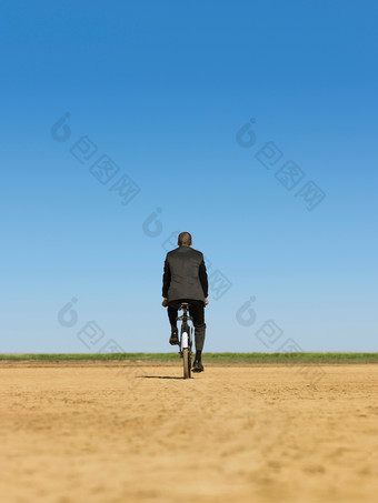 骑自行车人物背影