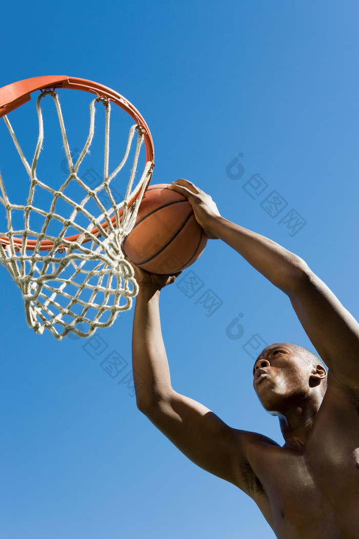 简约打篮球的男子摄影图