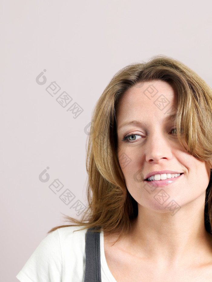 深色调成熟的长发女人摄影图