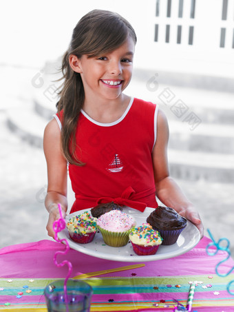 简约吃蛋糕的小女孩摄影图