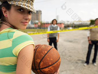 简约拿<strong>篮球</strong>的女人摄影图