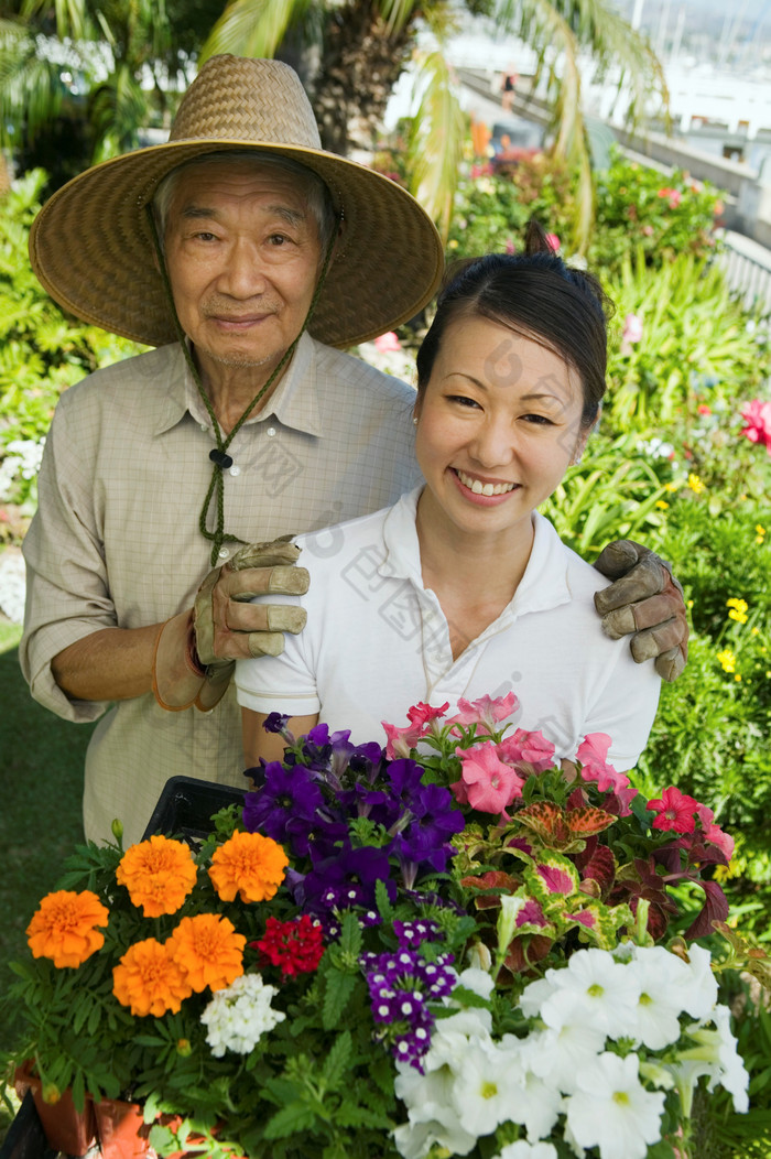 唯美花丛中的园丁们摄影图