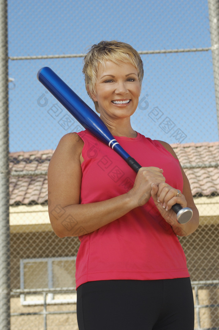 暗色调拿球棒的女人摄影图