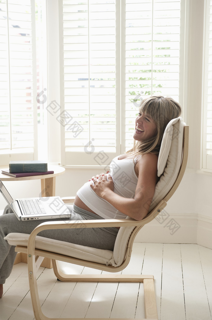 坐着看电脑的孕妇