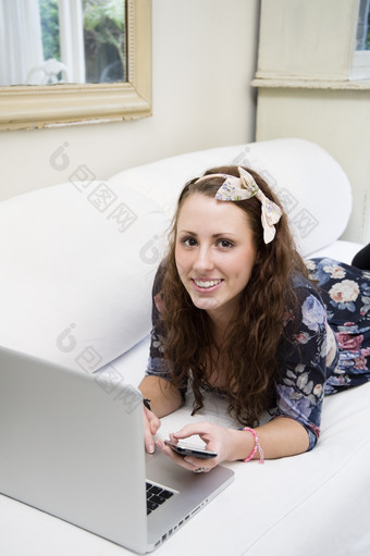 趴在沙发玩电脑的女人