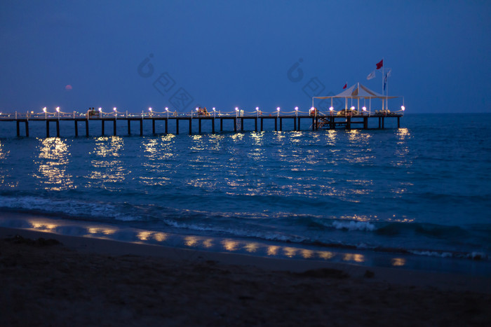 夜晚海上的小桥建筑