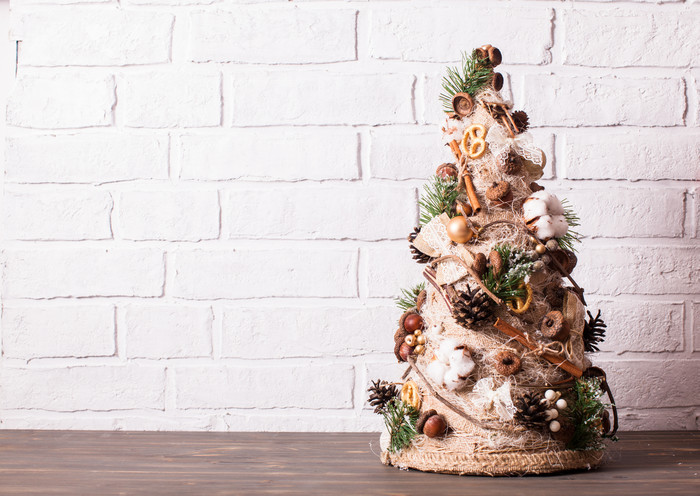 圣诞树装饰松果和肉桂