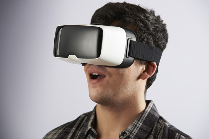 暗色调戴VR眼镜的人摄影图