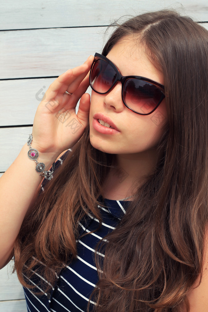 的戴墨镜女人