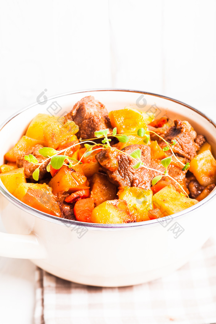 土豆炖牛肉砂锅美食