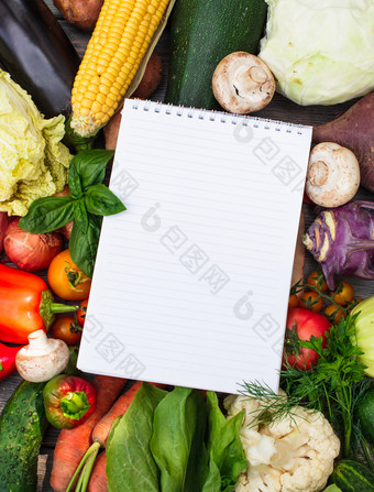 新鲜蔬菜上的笔记本
