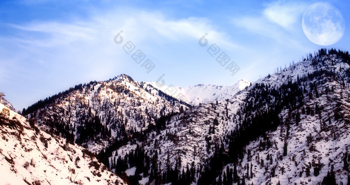 清新雪后的山峰摄影图