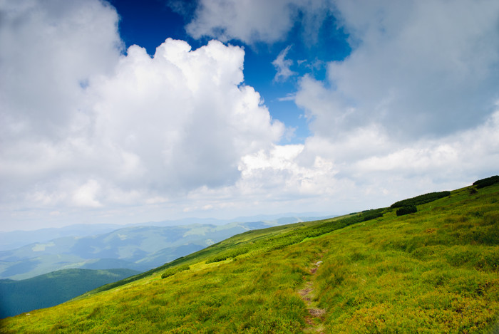 天空云层下的草原风景