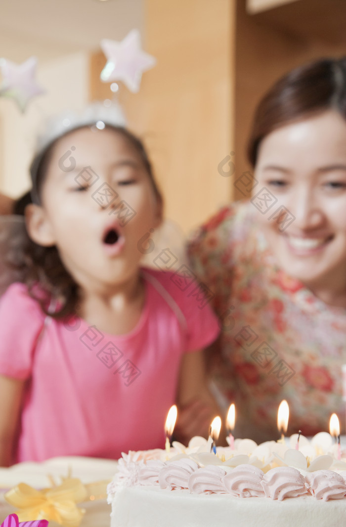 妈妈女儿小女孩生日庆生吹蜡烛蛋糕摄影图片