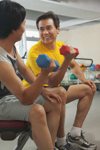 举哑铃锻炼运动健身减肥<strong>女人男人</strong>微笑<strong>摄影</strong>