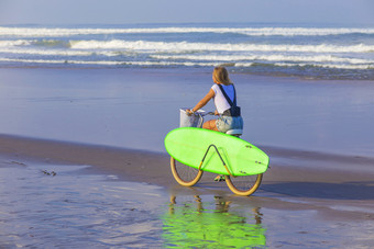 清新在海边骑车的人摄影图
