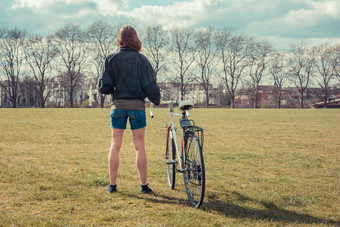 清新野外骑单车的女人摄影图