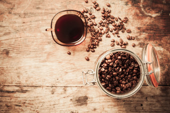棕色桌面上的咖啡和<strong>咖啡豆</strong>