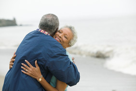 老年夫妻在海滩上拥抱