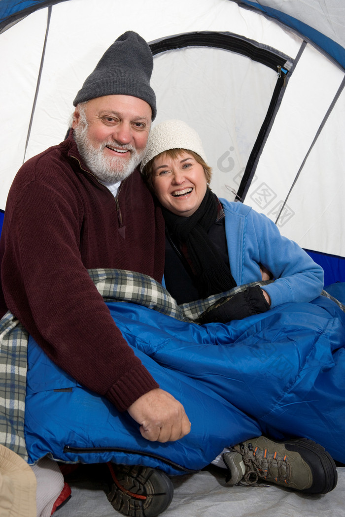 野营帐篷里的老年夫妻