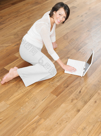 木板上玩电脑的女人