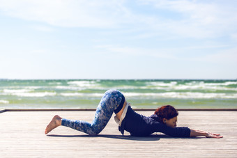 小清新在海边做瑜伽的女人摄影图