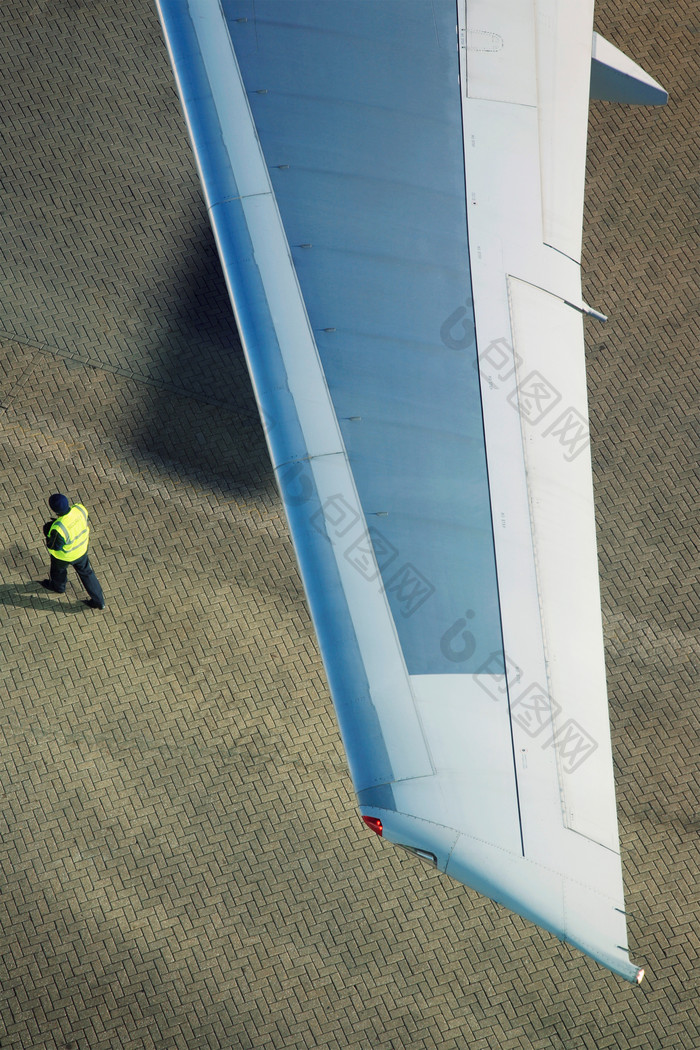 简约大飞机的机翼摄影图