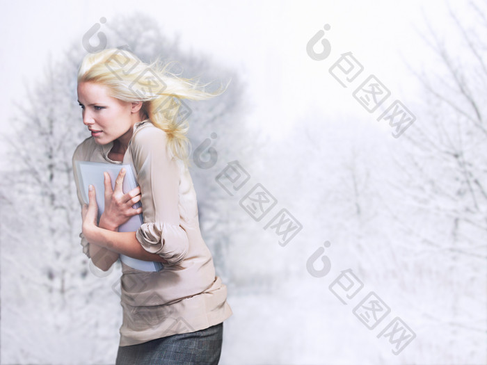 简约冻的发冷的女人摄影图
