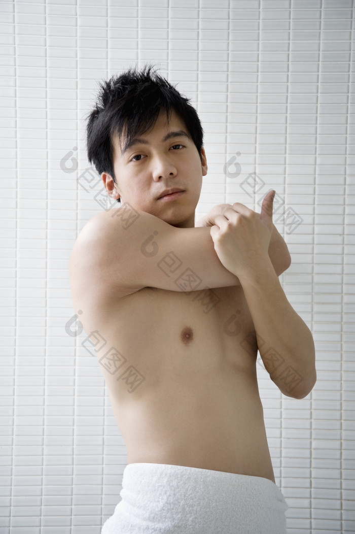 简约风在洗澡的男人摄影图