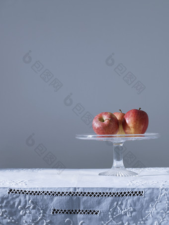 灰色调盘中苹果摄影图