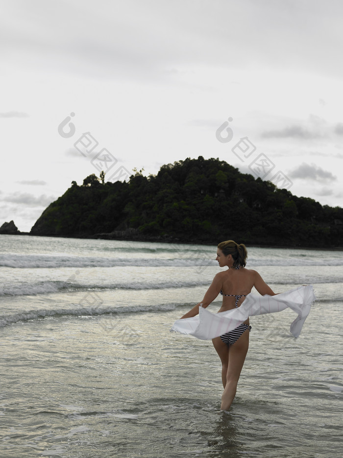 海水中行走的女人