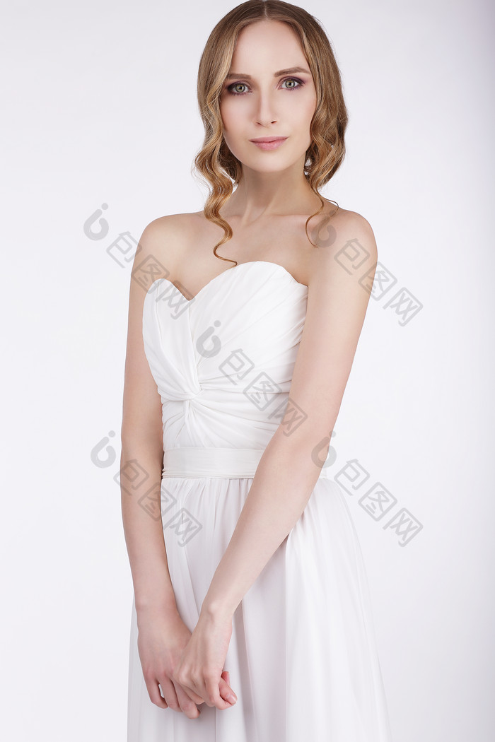 无肩带的婚纱新娘肖像图片摄影图