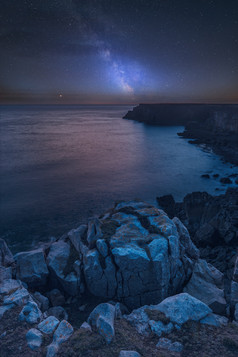 夜晚海岸边的石头