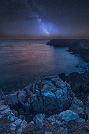 夜晚海岸边的石头