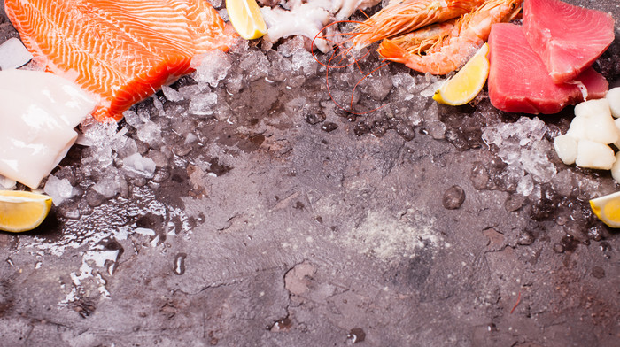 冷藏的海鲜鱼块摄影图