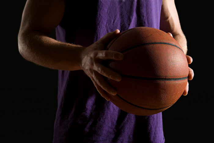 暗色调篮球选手摄影图