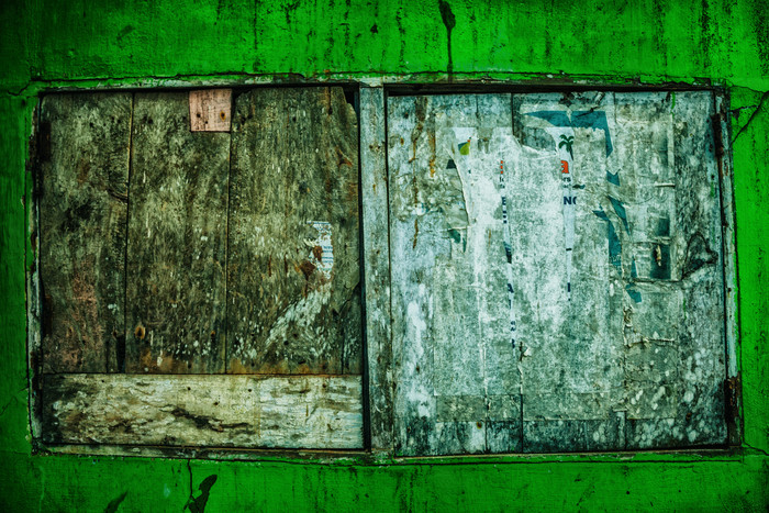 废弃的绿色木牌摄影图