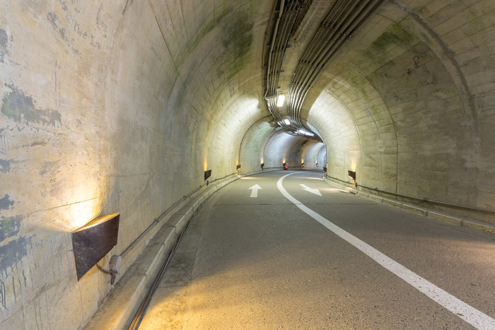 弧形公路隧道摄影图