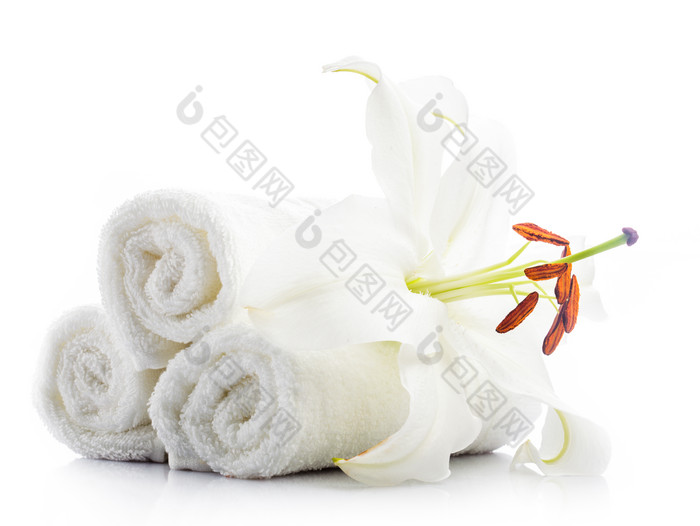 白色毛巾卷和花朵花卉