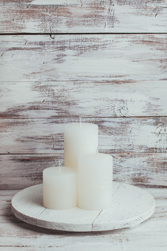 木盘上的白色蜡烛