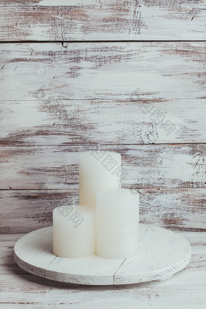 木盘上的白色蜡烛