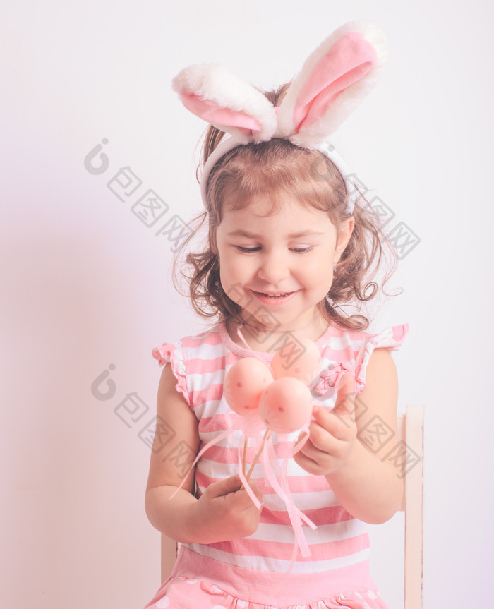 戴着小兔子发箍的小女孩