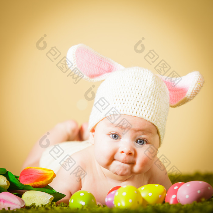 趴草地上的婴儿和彩蛋玩具